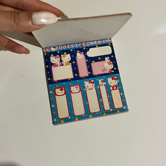 Hello Kitty Sticker Book - Picture 2 of 5